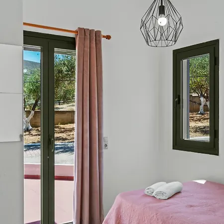 Villa Seaside Gem Near Heraklion, Maro's Getaway *