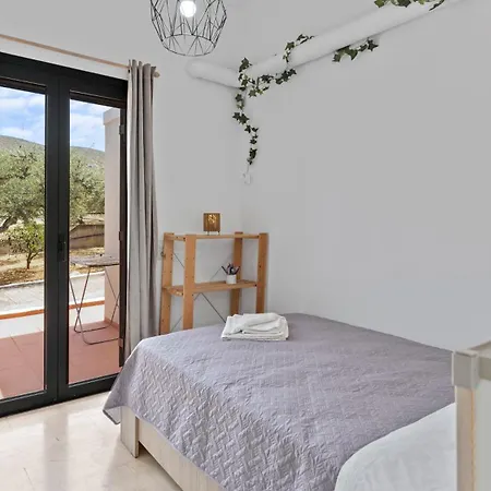 Seaside Gem Near Heraklion, Maro's Getaway Villa Kokkini Hani